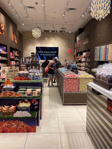 20735 lindt chocolate shop 1