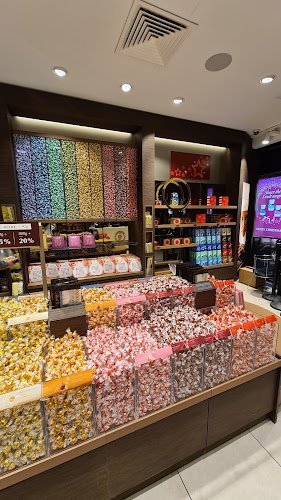 21244 lindt chocolate shop designer outlet 8211 west midlands 1