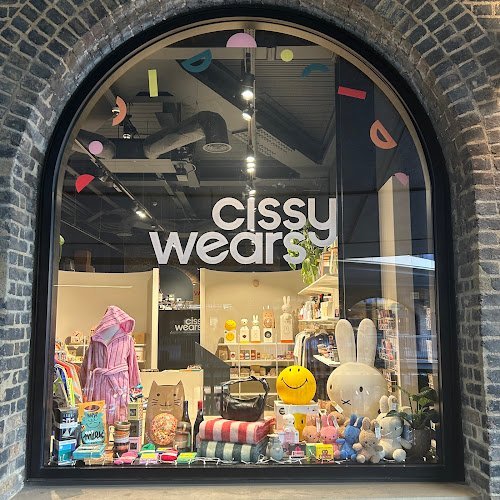 21645 cissy wears 1