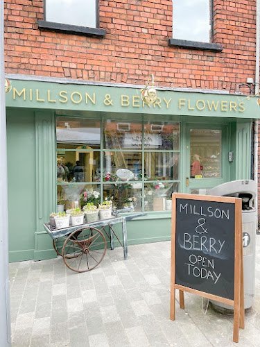 22425 millson and berry flowers 1